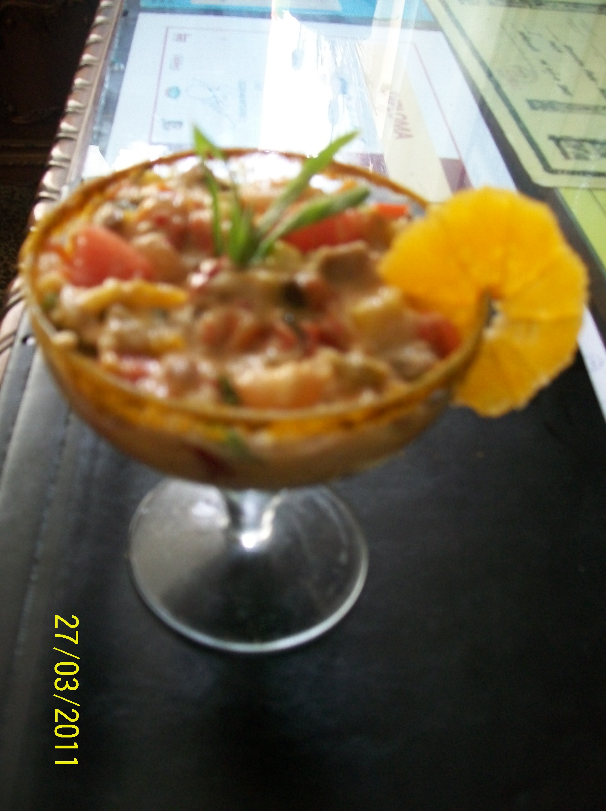 Cocktail din fructe de mare servit cu legume mexicane si muguri de soia