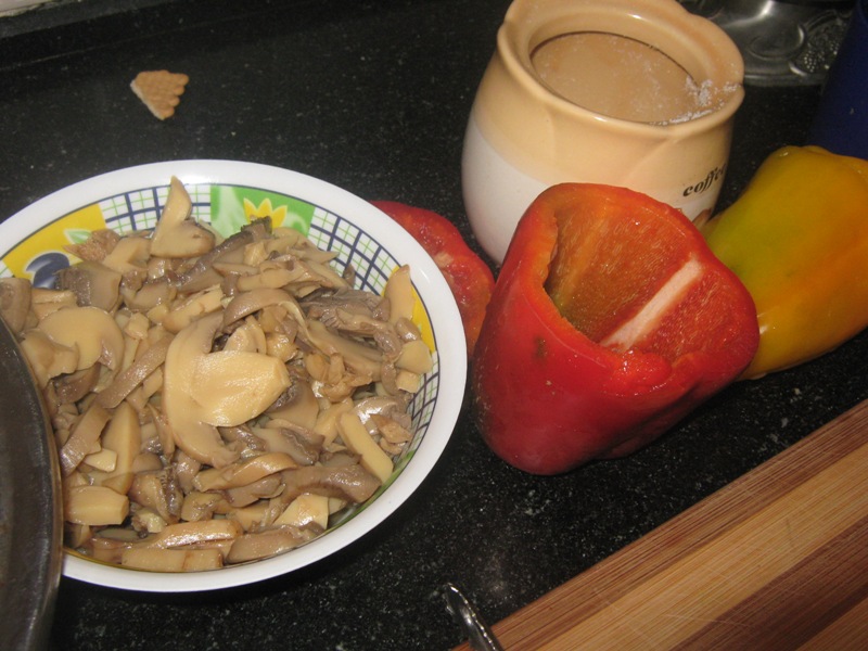 Ardei gras umplut cu ciuperci marinate