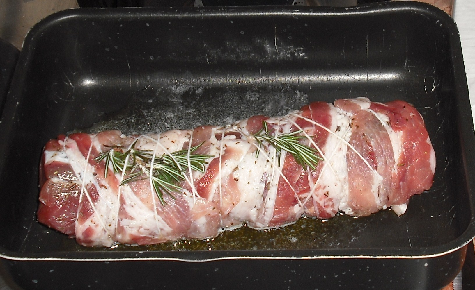 Muschiulet de porc invelit in bacon crud la cuptor