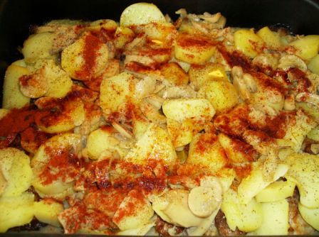 Cartofi cu ciuperci si boia dulce de ardei