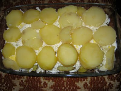 Cartofi gratinaţi cu brânză, ouă şi smântână
