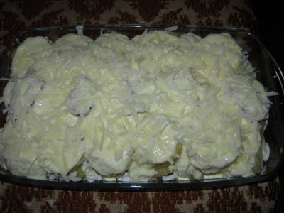 Cartofi gratinaţi cu brânză, ouă şi smântână