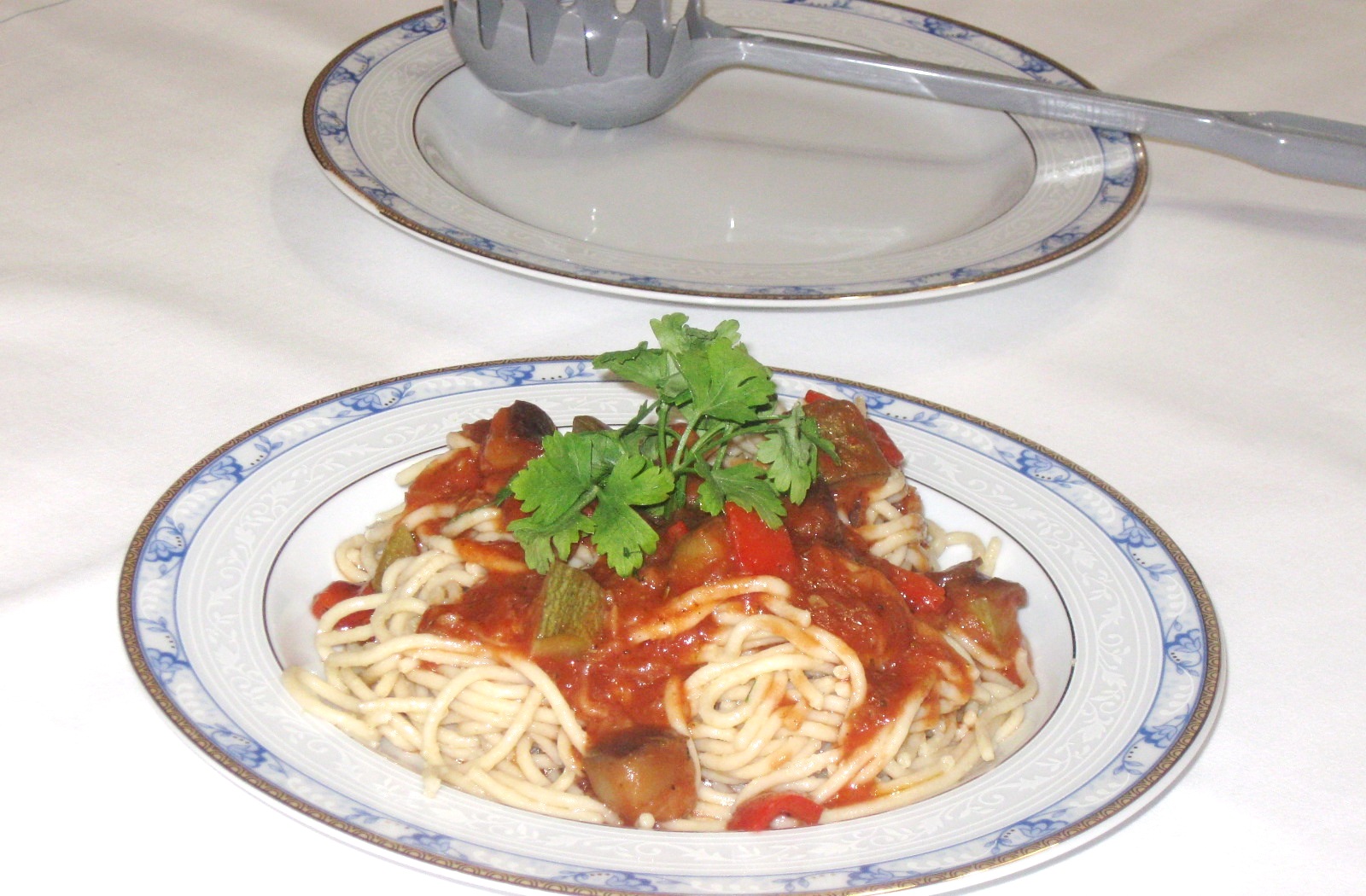 Spaghetti in sos de rosii cu vinete , dovlecei si ardei gras