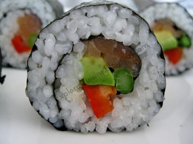 Maki Sushi cu sparanghel, avocado si somon afumat