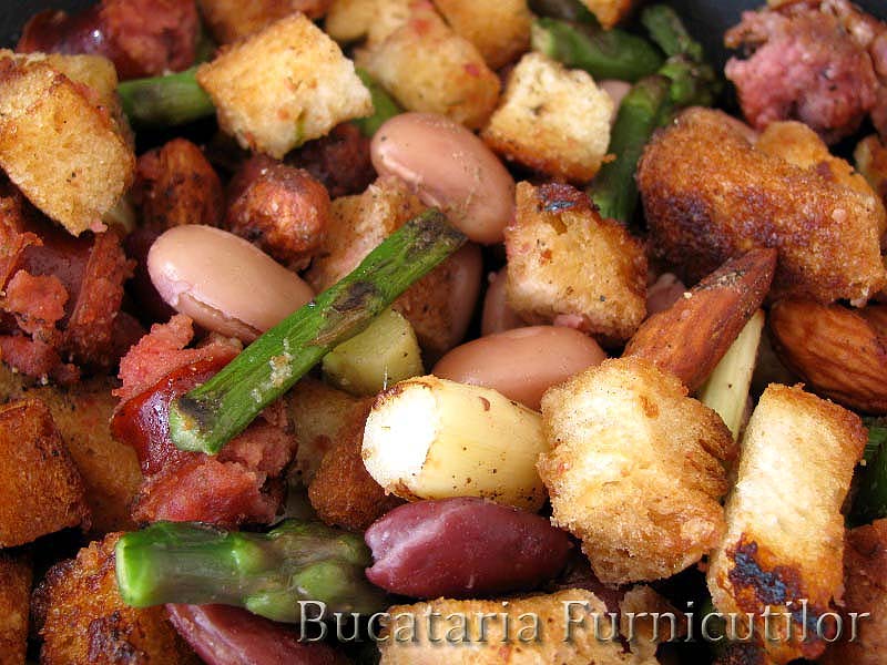 Salata de Sparanghel cu Carnati si Crutoane