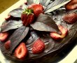 Tort de ciocolata si capsuni-1