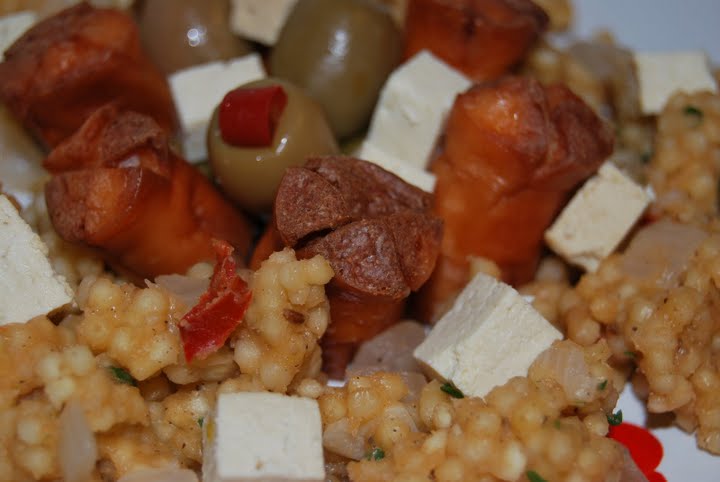 Cous-cous marocan cu crenvursti, masline si tofu
