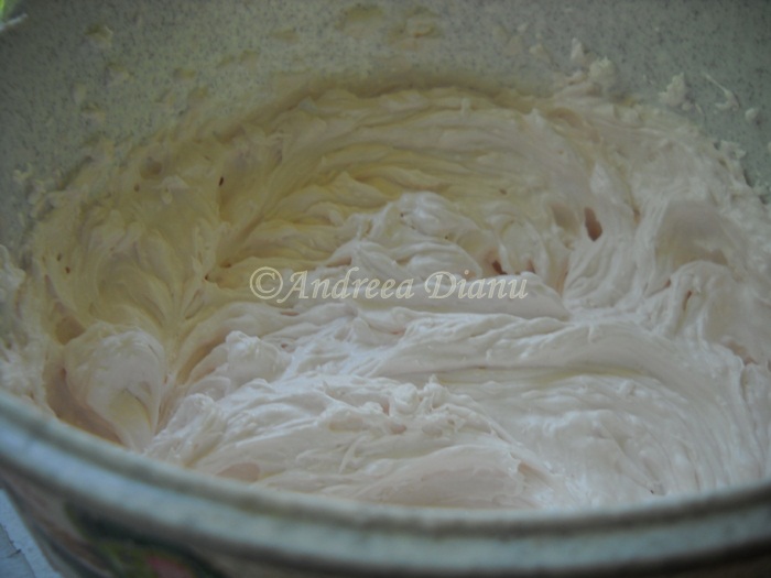 Prajitura cu crema de capsuni si iaurt