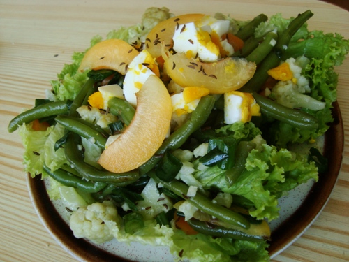 Salata calda de conopida si fasole verde cu chimen