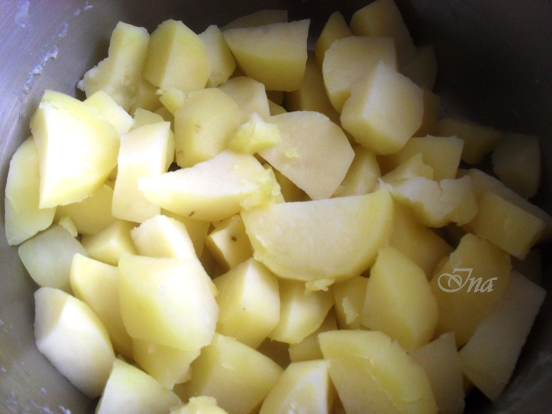 Costita cu cartofi  si salata de sfecla 