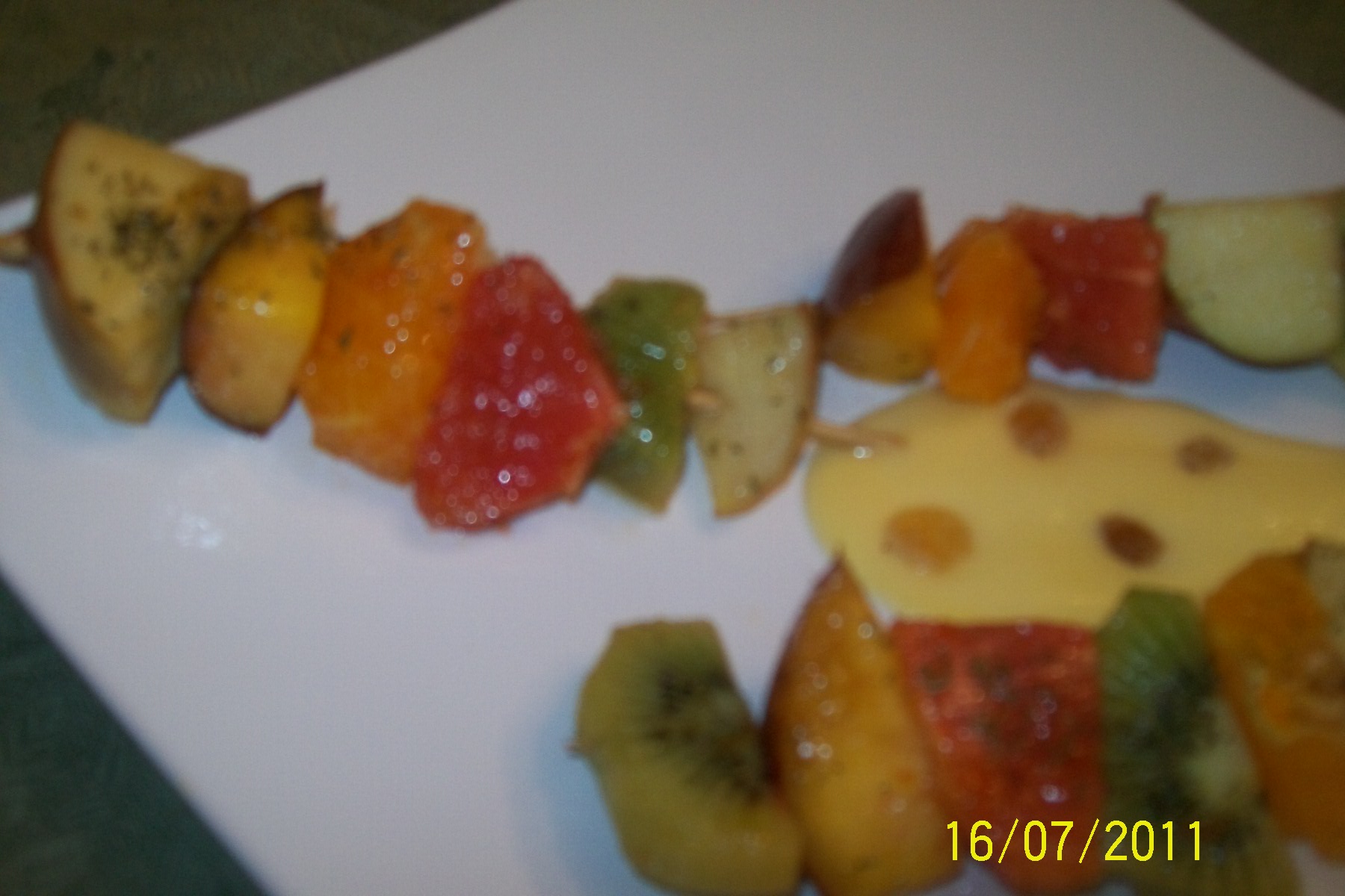 Frigarui cu fructe asortate si sos sabayon