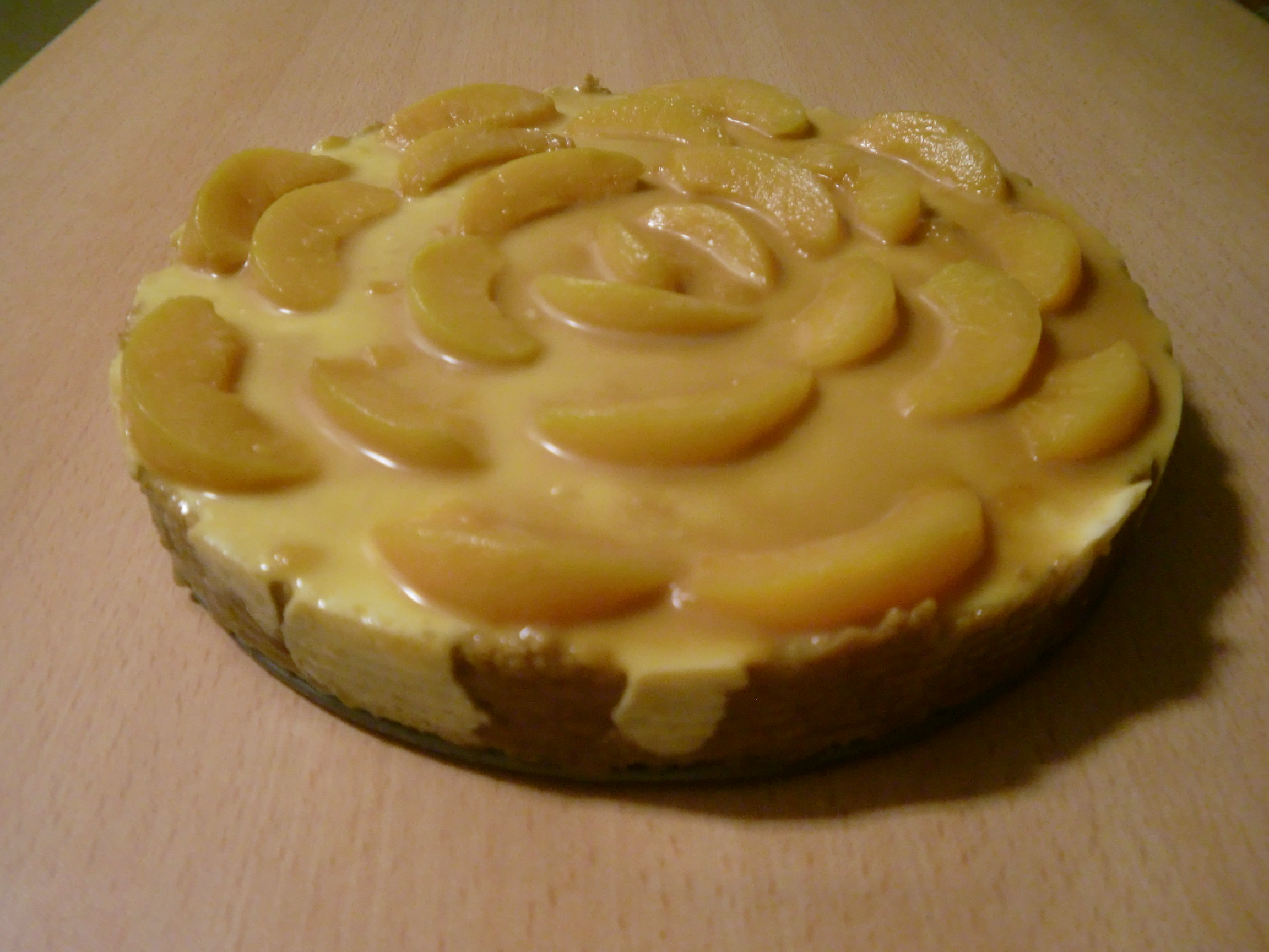 Tarta de queso con melocotones y caramel(Tort cu crema de branza ,piersici si caramel)