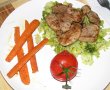Porc la grătar pe pat de legume verzi, cu morcovi și roșii-6