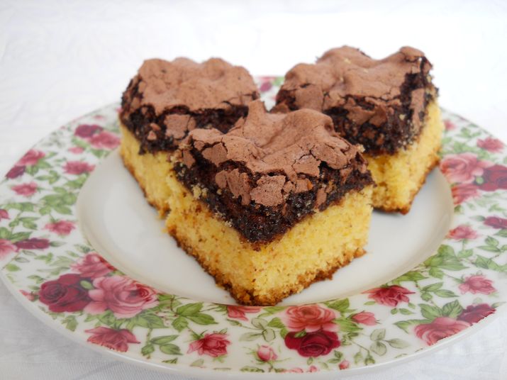 Prăjitură cu bezea de cacao si nuci