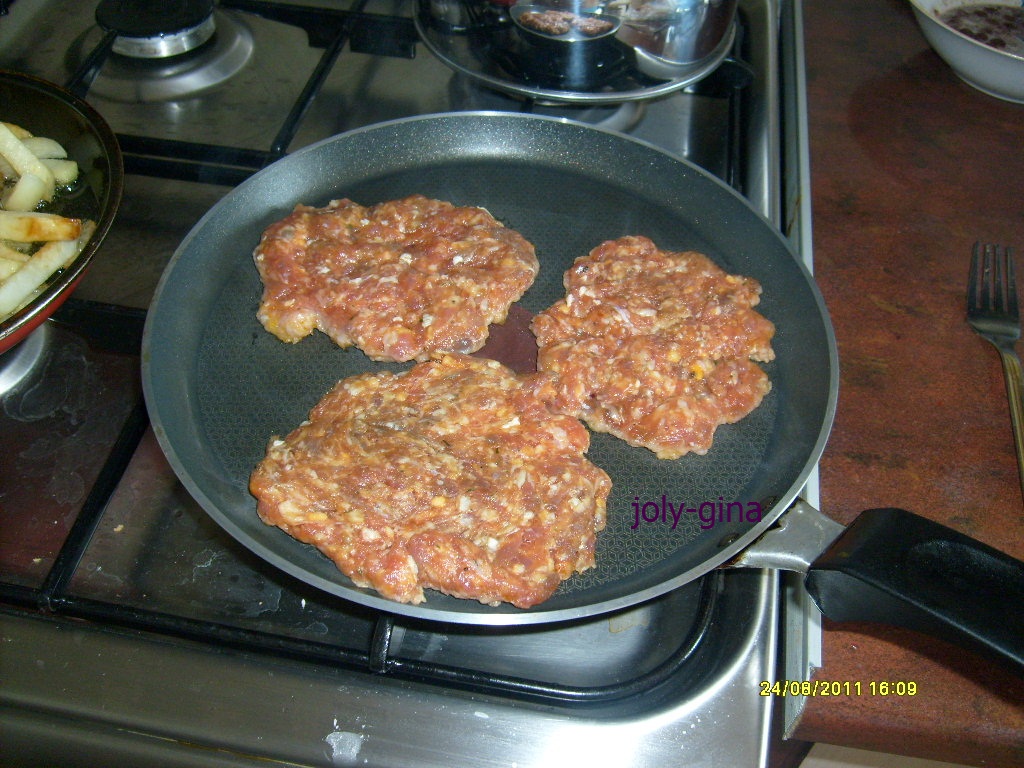 Hamburger din carne de curcan