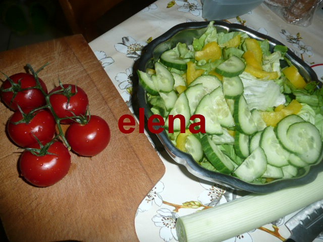 Salata de cruditati cu sos de avocado
