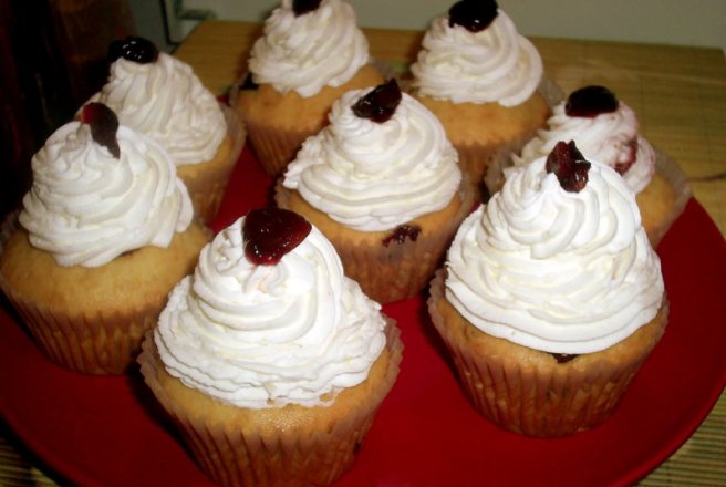 Cupcakes cu merisoare si crema de vanilie