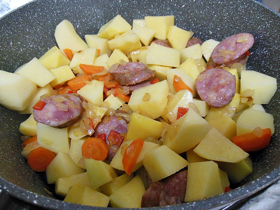 Mancarica de cartofi cu carnati, o reteta gustoasa si satioasa