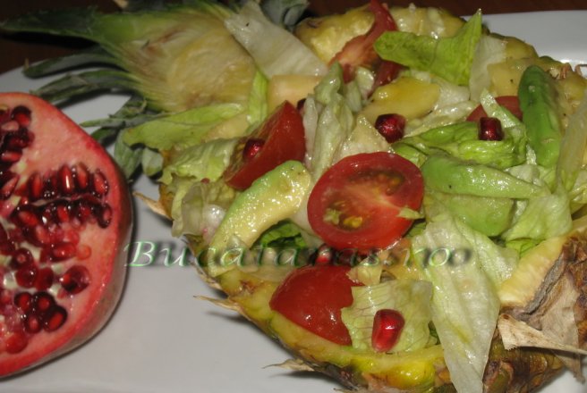 Salata cubaneza cu avocado si ananas