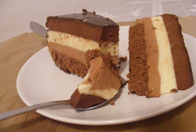 Desert tort cu trei creme de ciocolata