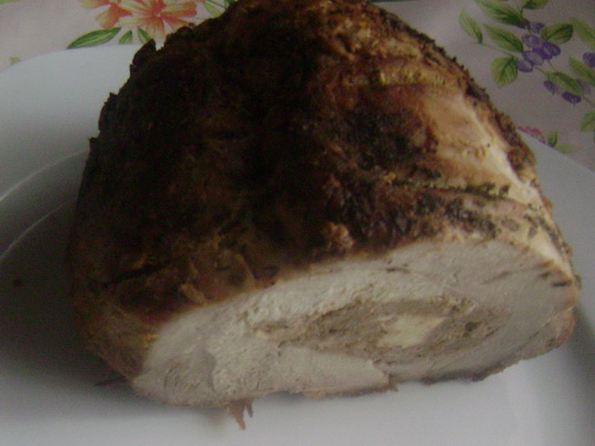 Pulpă de porc umplută cu carne tocată şi caşcaval