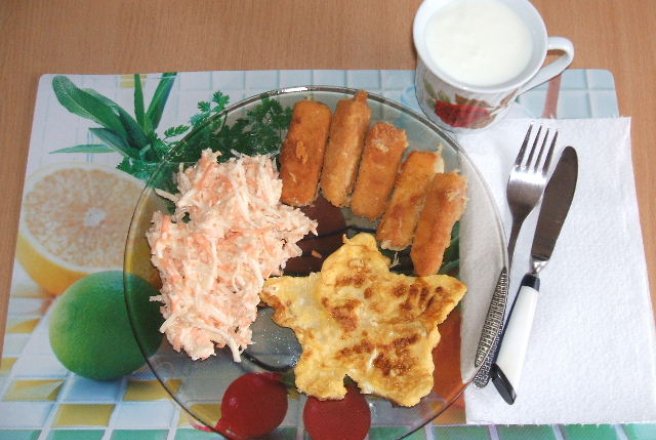 Mic dejun cu degeţele de caşcaval, omletă stea şi salată de ţelină
