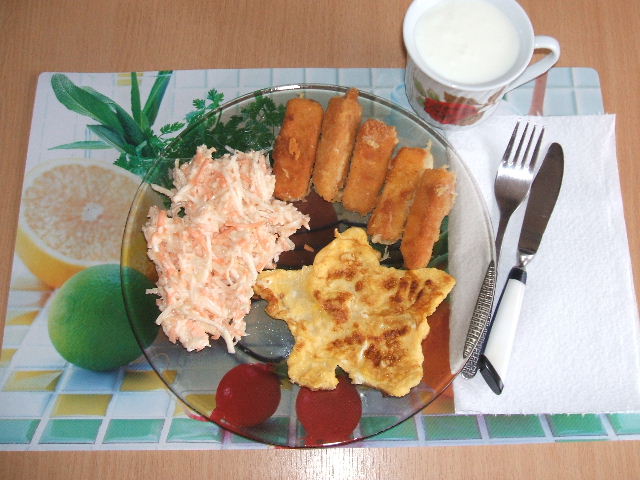 Mic dejun cu degeţele de caşcaval, omletă stea şi salată de ţelină