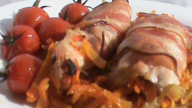 Rulada de pui in manta de bacon