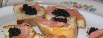 Tartine cu icre negre de capelin si somon fume