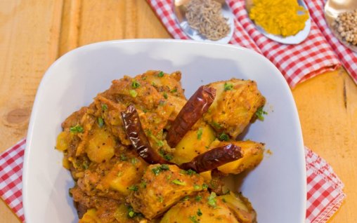 Retete Culinare - Curry de pui cu cartofi