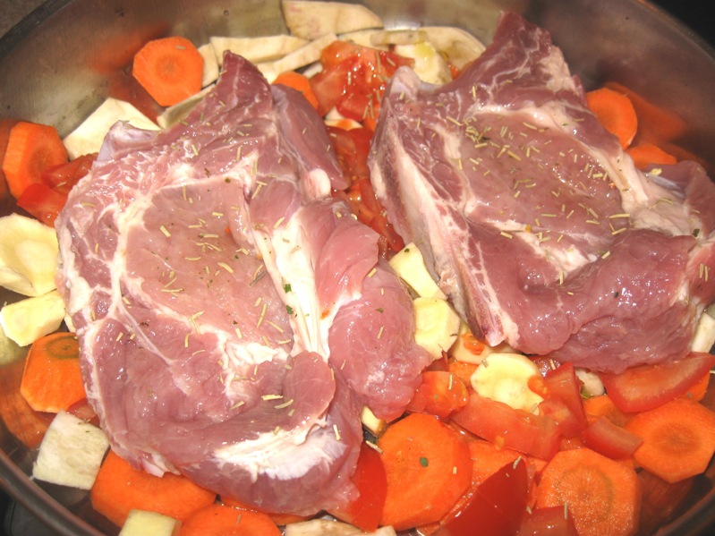 Ceafa de porc la cuptor cu sos de legume si paste