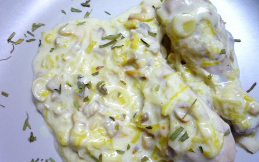 Retete Culinare - Pulpe de pui cu praz si ciuperci