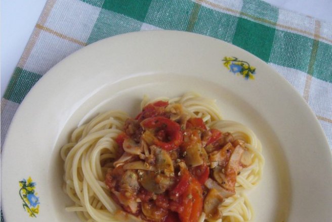 Spaghetti cu ciuperci si sos de rosii picant - de post