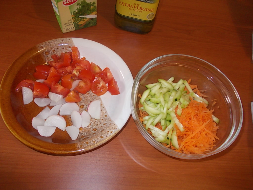 Salata cu surimi (pasta din carne de peste)