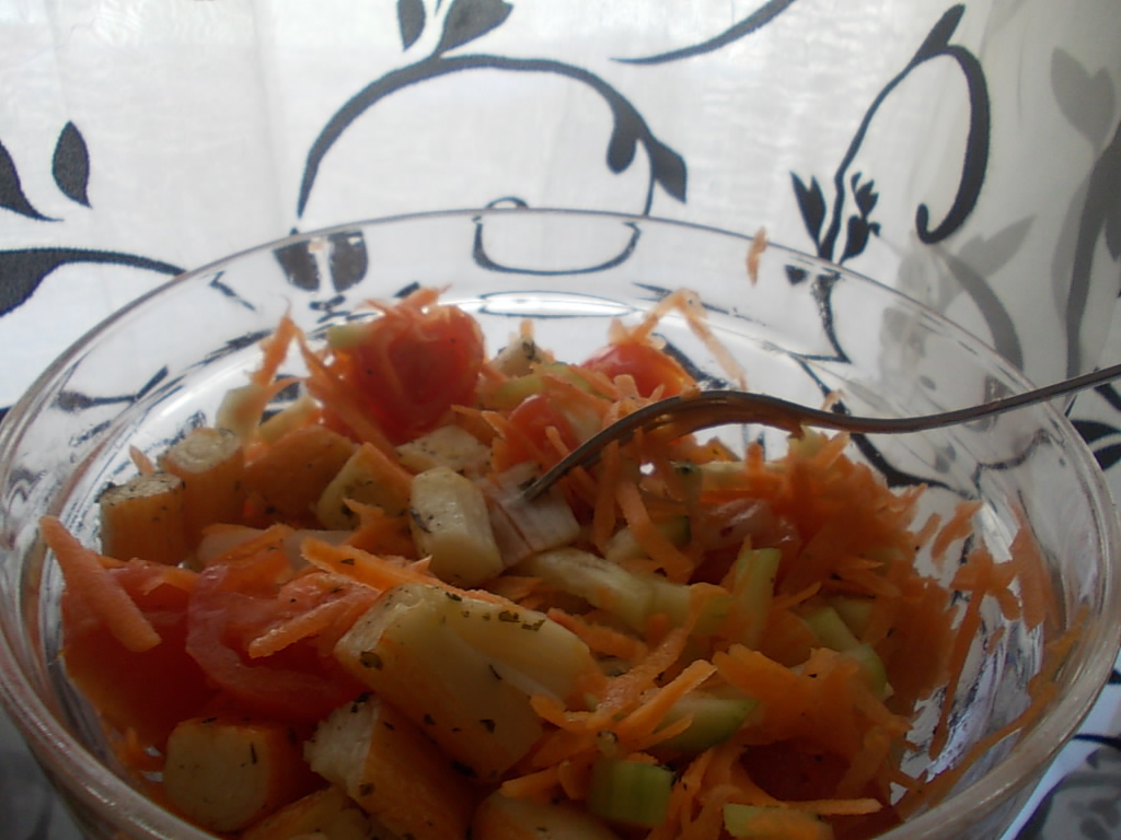 Salata cu surimi (pasta din carne de peste)