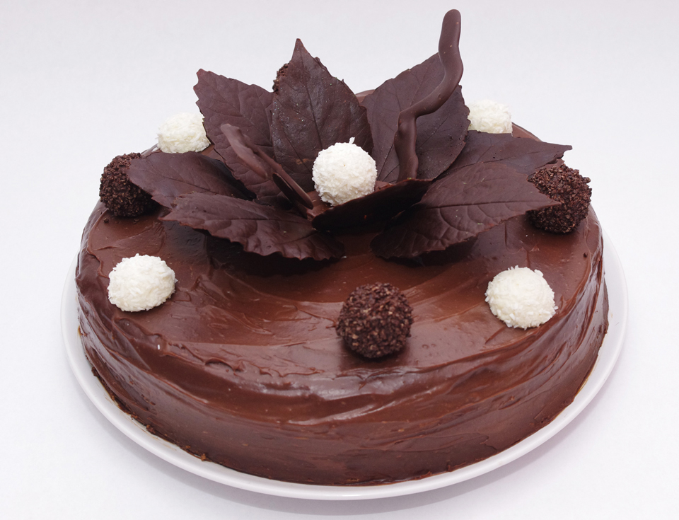 Happy B-day for Miruna si un Tort (de ciocolata) cu crema de trufe