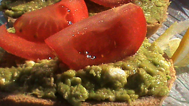 Tartine cu avocado si branza