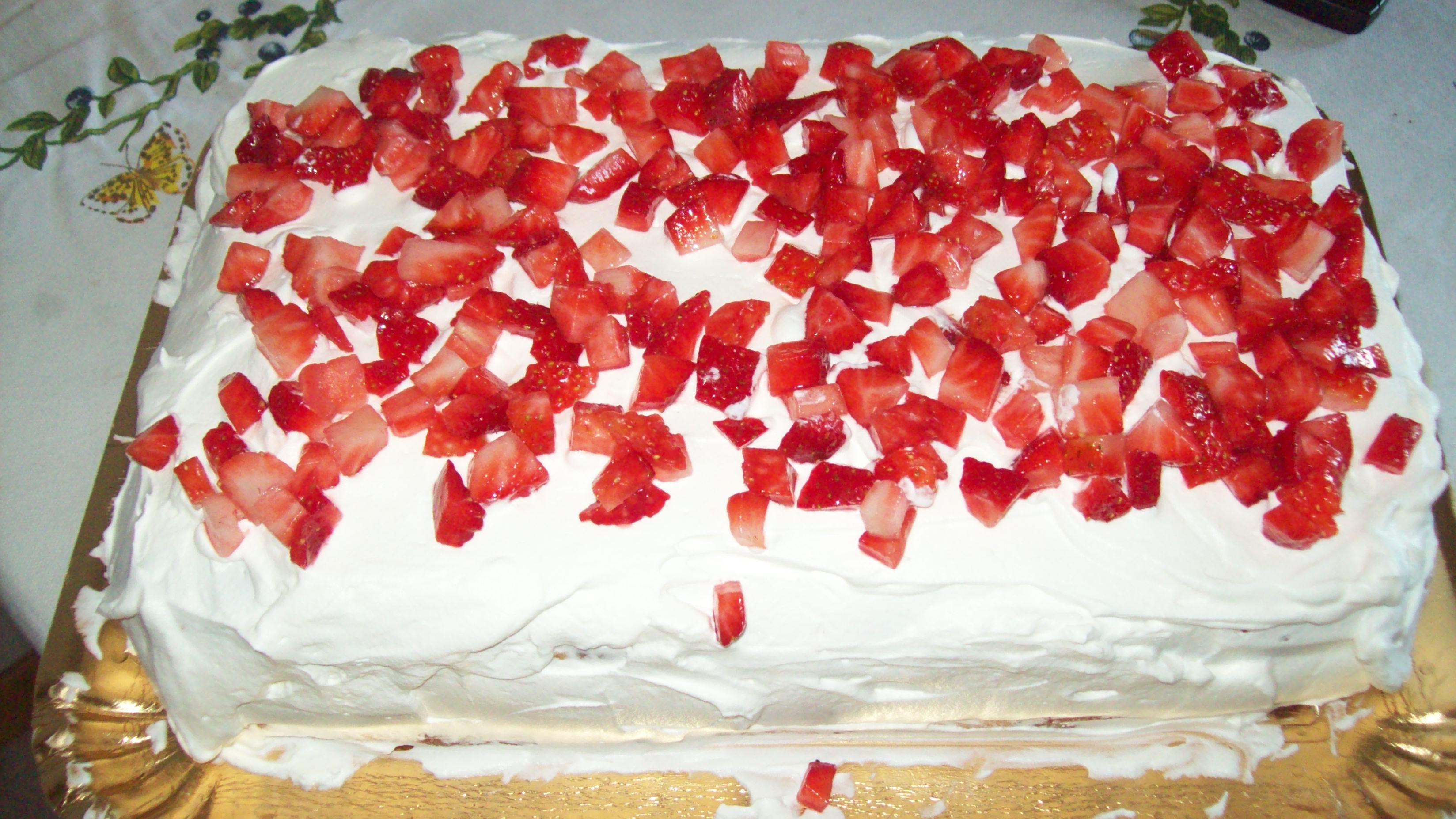 Tort bicolor cu frisca si capsuni