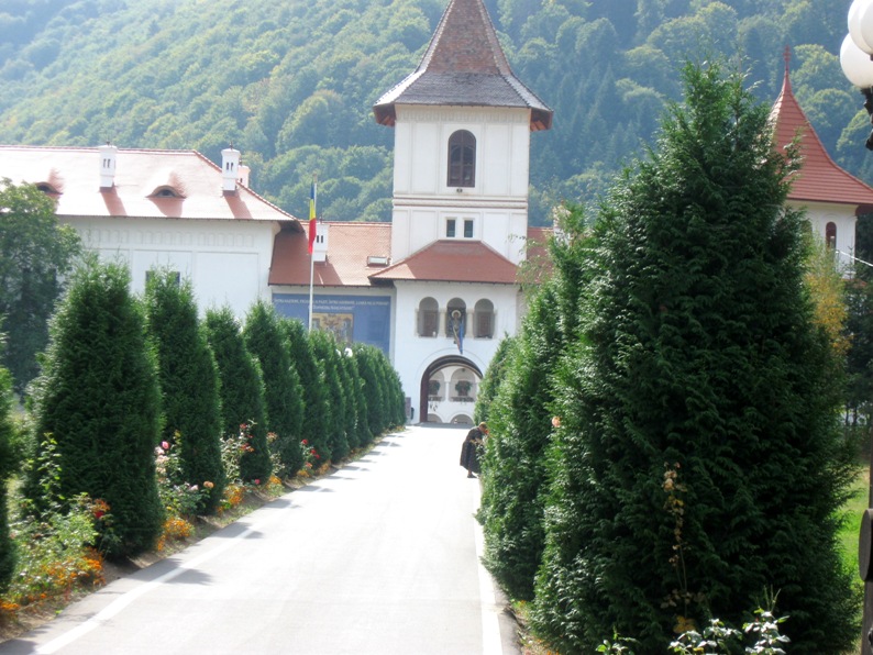 Manastirea Brancoveanu si Izvorul Parintelui Arsenie Boca