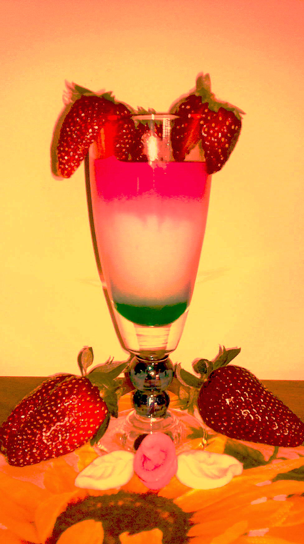 Cocktail tricolor cu capsuni