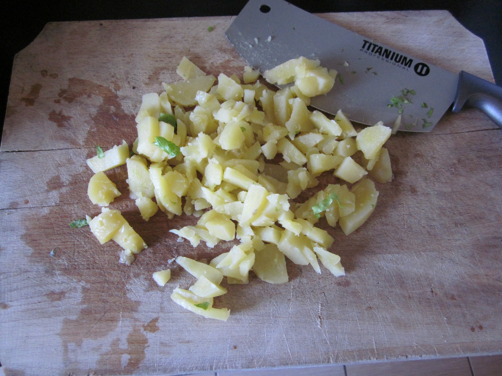Salata creata cu cartofi, ceapa si usturoi verde