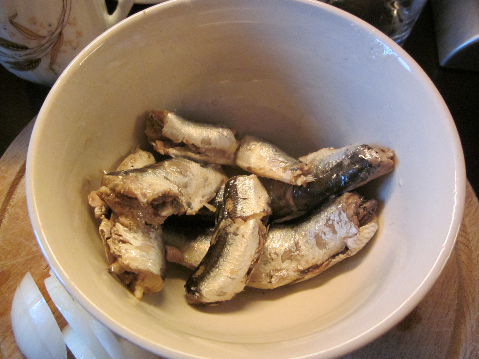 Salata verde cu sardine in ulei si ceapa alba