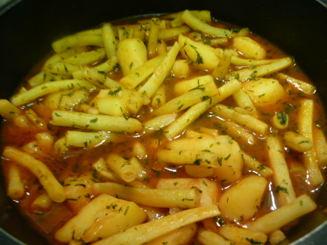 Mancare de fasole proaspata cu cartofi