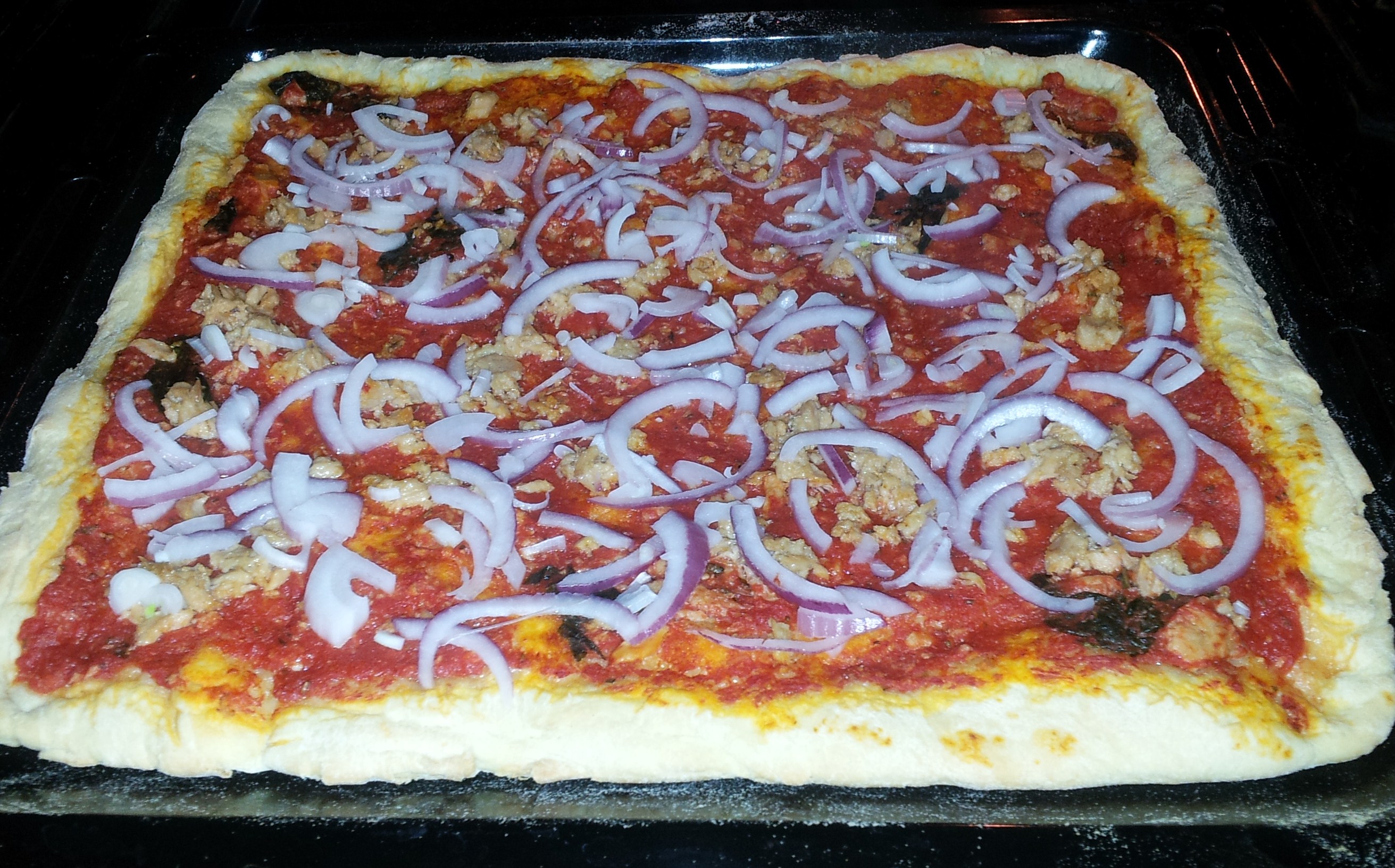 Pizza mediteraneana cu ton si ceapa rosie.