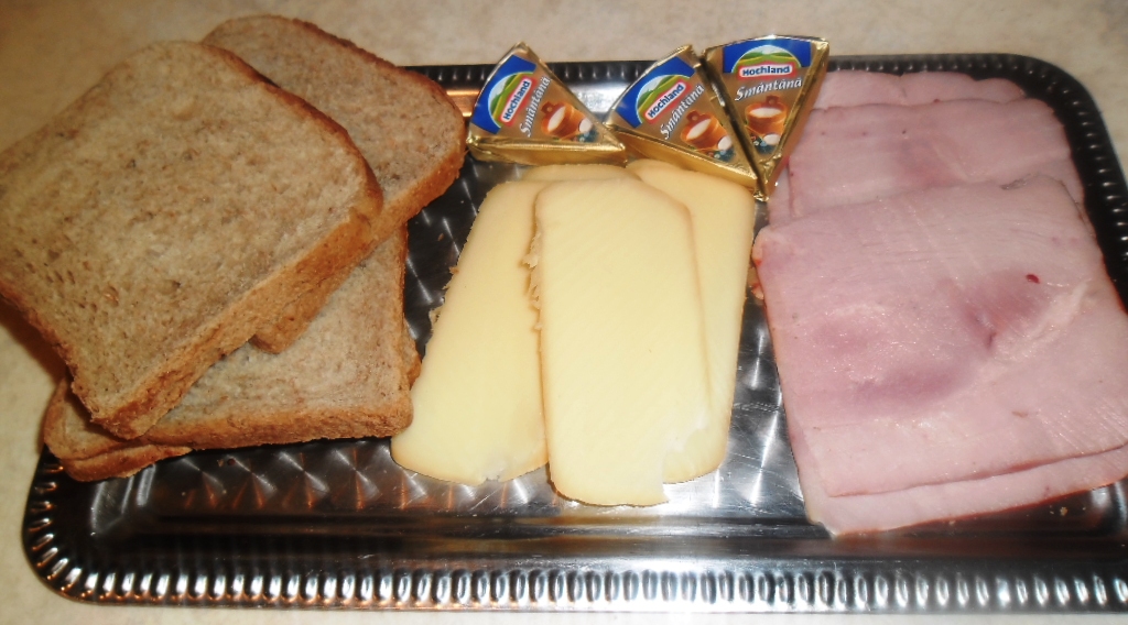 Sandwich-uri cu cascaval de la Delaco in aluat de snitele