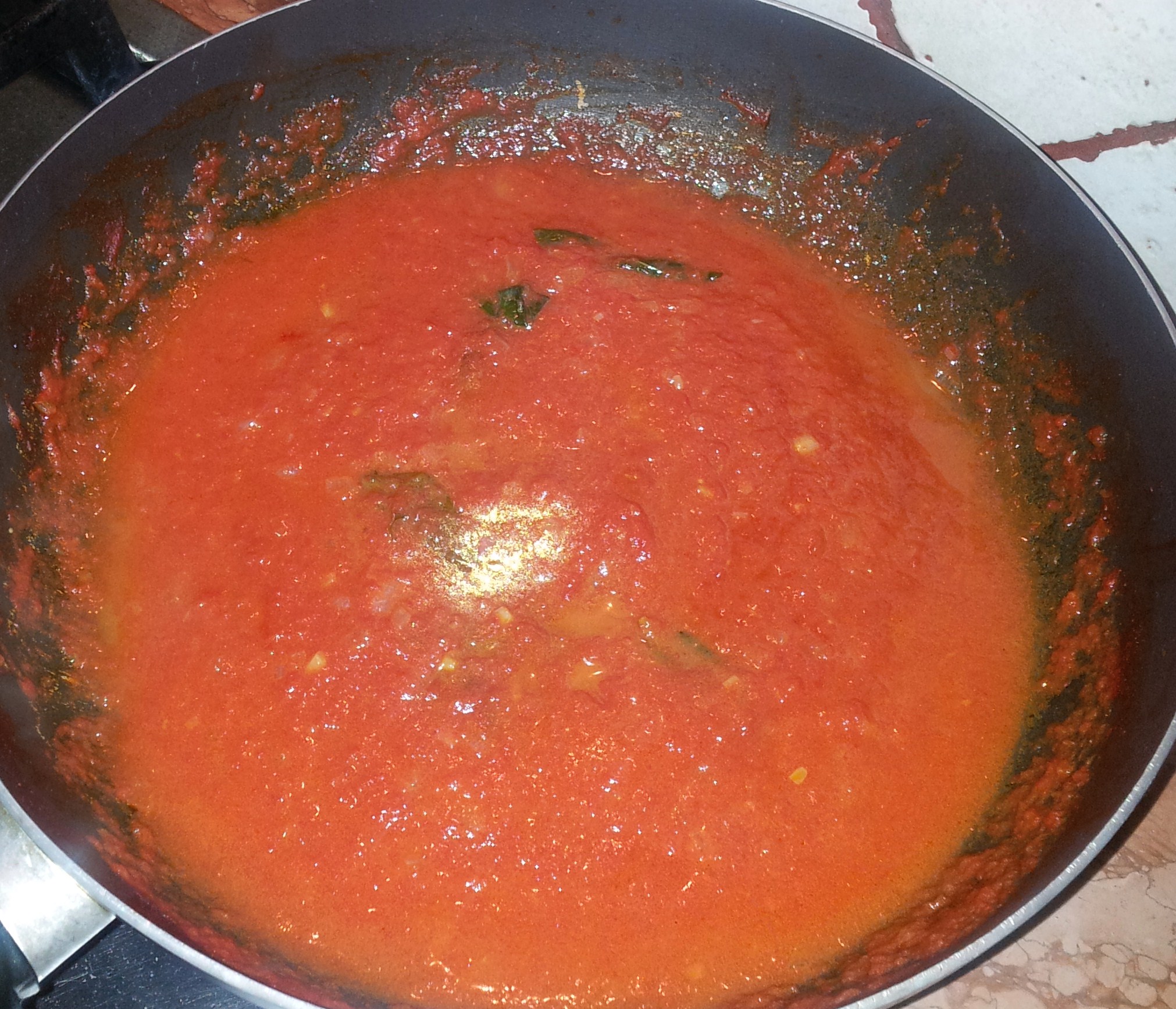 Spaghete cu sos de rosii coapte si dovlecei prajiti.