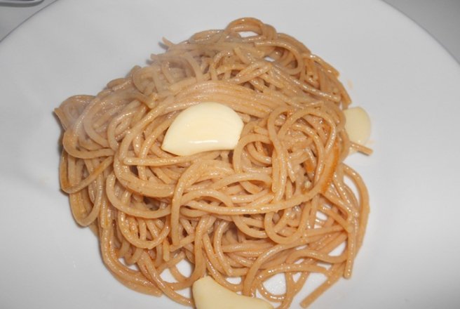 Spaghete integrale cu ulei de masline si usturoi