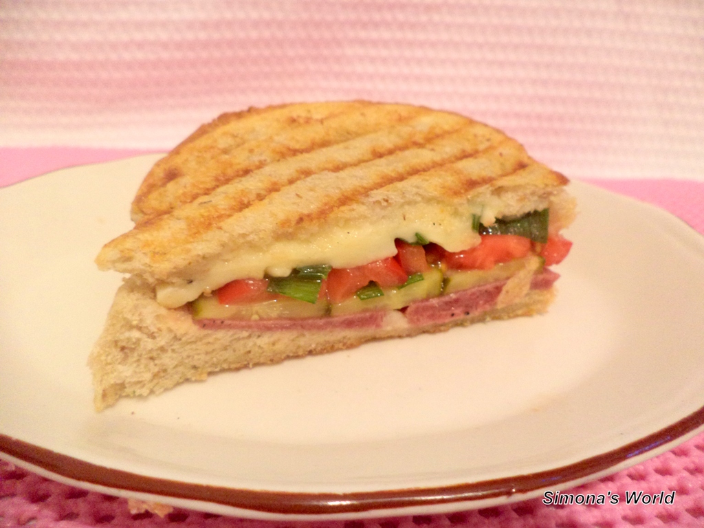 Sandwich cu mozzarella si salam