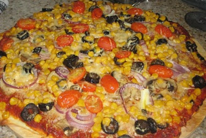pizza  de casa cu pepperoni in stil italian