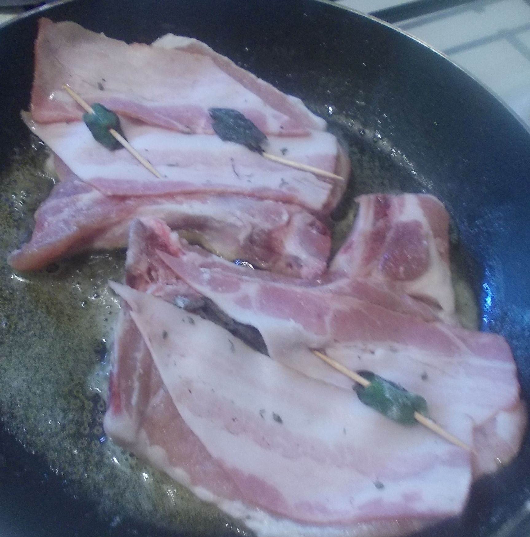 Cotlet de porc cu bacon, salvie, fasii de legume si rondele de cartofi